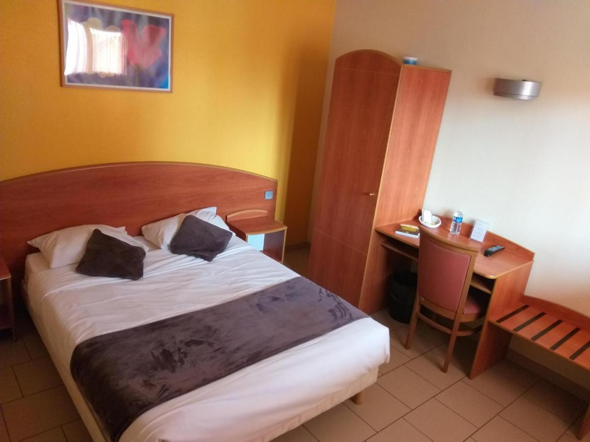 Logis Hotel - Les Paturelles Avesnelles Esterno foto