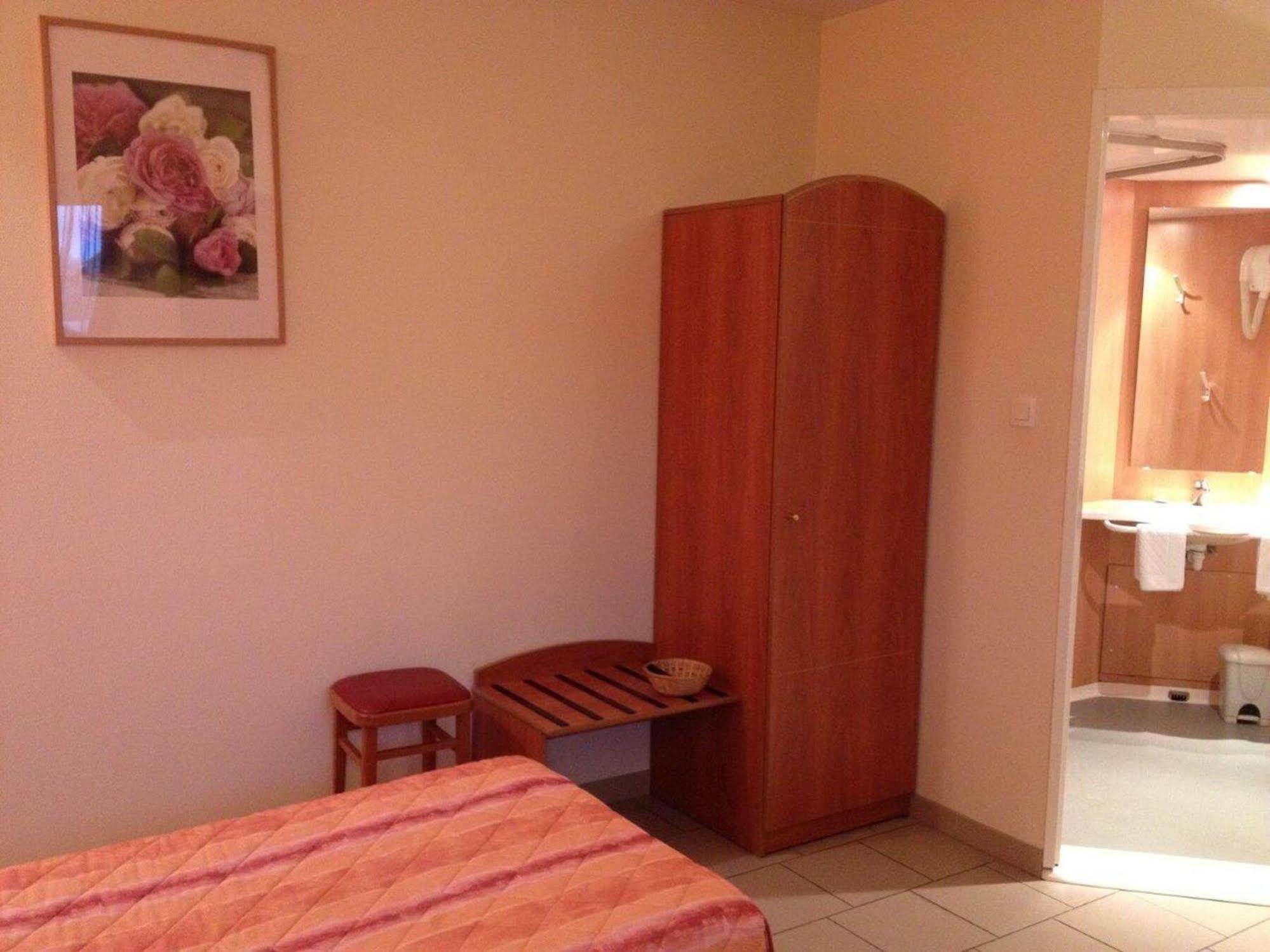 Logis Hotel - Les Paturelles Avesnelles Esterno foto