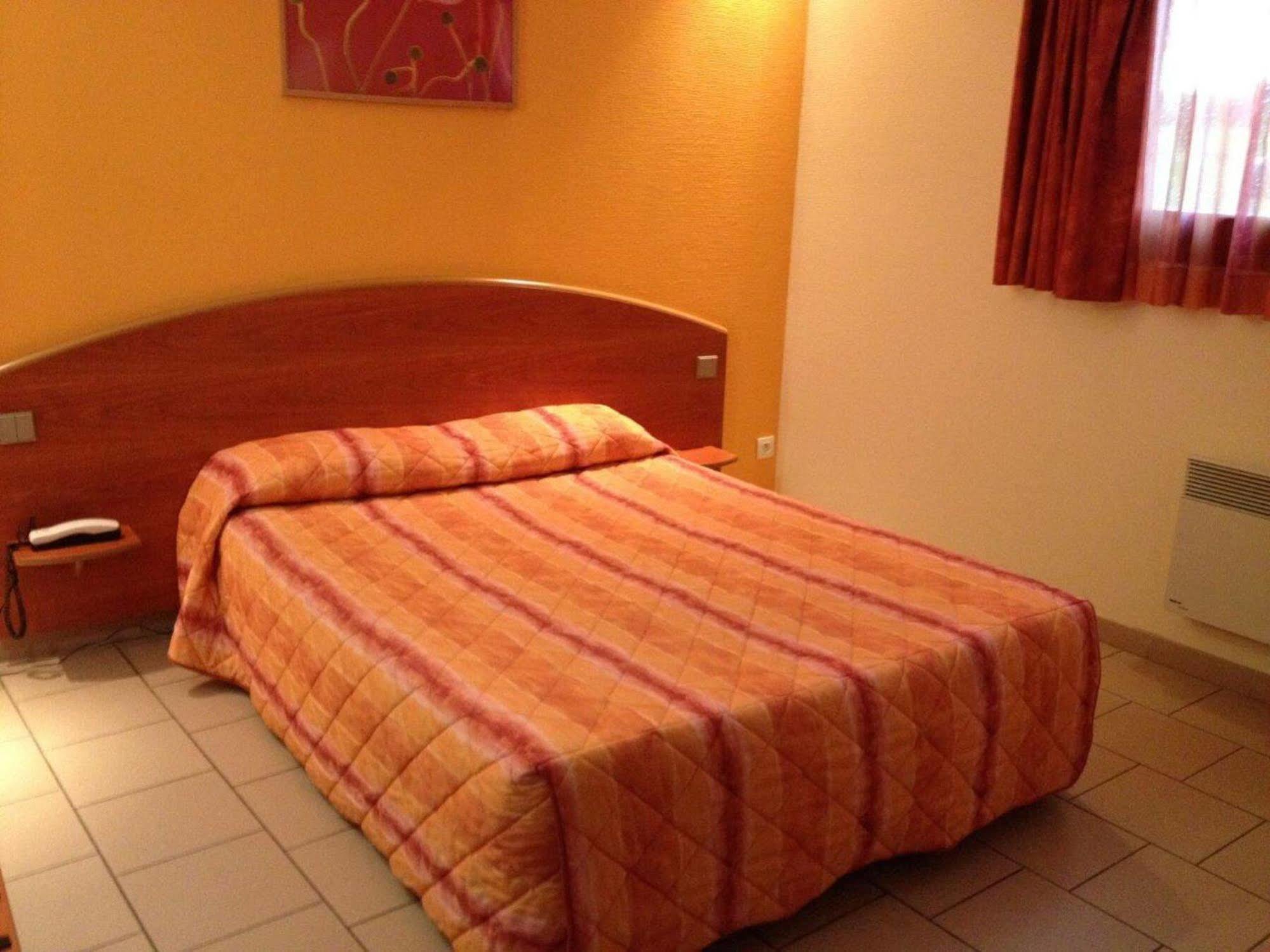 Logis Hotel - Les Paturelles Avesnelles Esterno foto